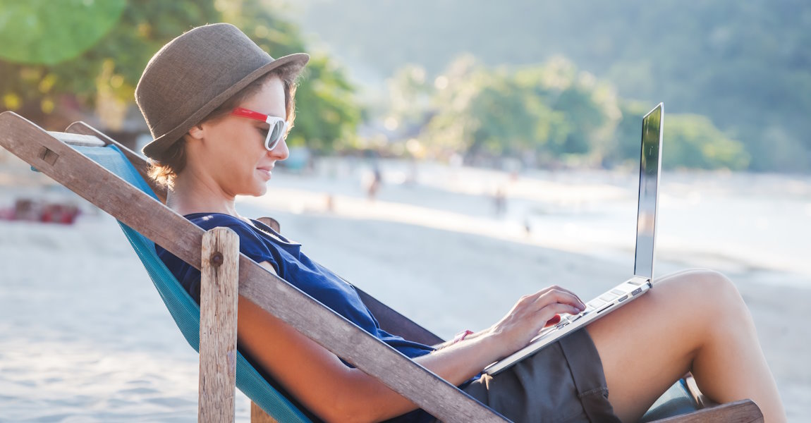 Beste Orte für Digitale Nomaden - Destinationen und Hotspots - Arbeiten mit Laptop von überall am Strand