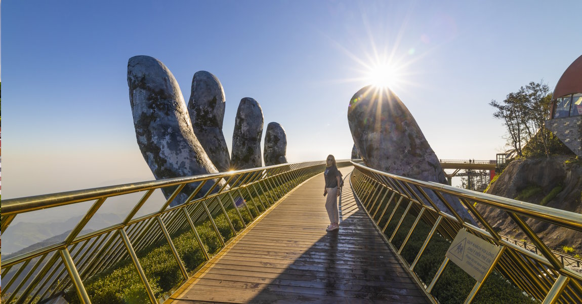 Da Nang in Vietnam - eine beliebte Destination mit Brücke und Hand