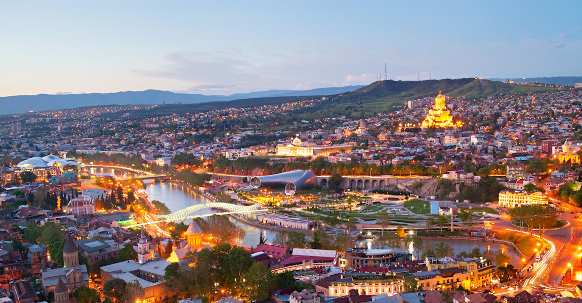 Tiflis in Georgien bei Sonnenuntergang