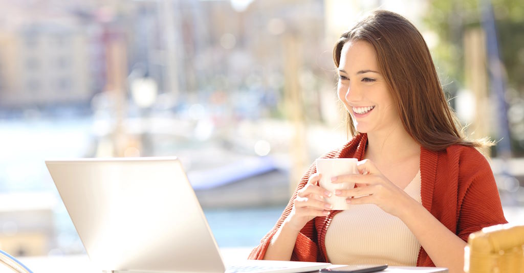 Digitale Nomadin am Laptop arbeiten und reisen