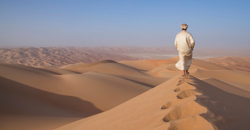 Wandern auf den Dünen im Oman beim Langzeiturlaub